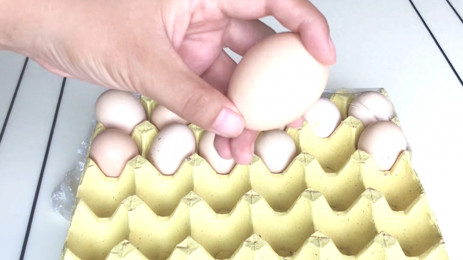 鸡蛋存放大头朝上还是小头朝上_放鸡蛋大小头怎么放_鸡蛋大头朝上还是小头朝上存放