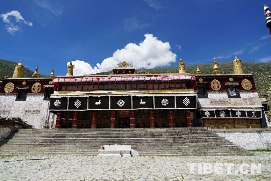 走进西藏哲蚌寺，感受夏日古寺的清幽与肃穆