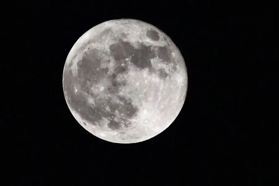 月球会发光发亮吗_月球发光是什么原理_月球本身会发光吗