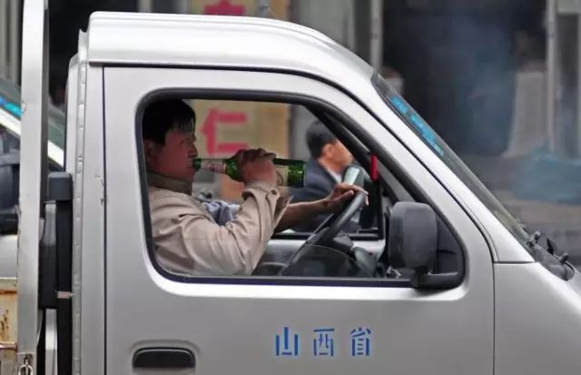 330毫升啤酒多长时间可以开车_多少毫升啤酒会查出酒驾_100ml啤酒多久能开车上路